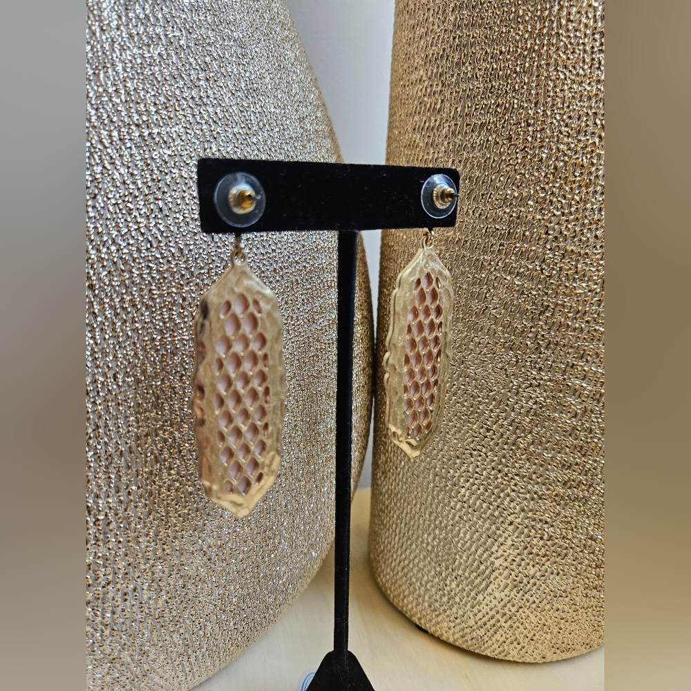 🔥NWOT pink and gold tone earrings - Picture 5 of 5